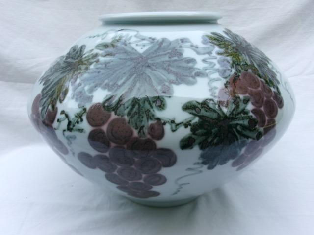 HC-011 — Grape-Motif Chinese Decorative Vessel